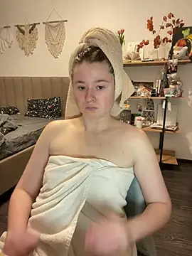 Snapshot of sweetest_pie chatting on 03/09/25, 04:44 sweetest pie online show from 03/09/25, 04:44