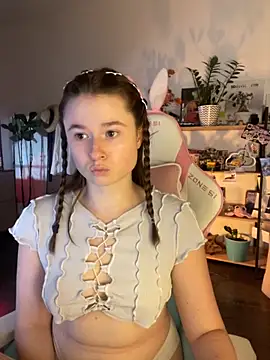 Snapshot of sweetest_pie chatting on 09/15/25, 03:45 sweetest pie online show from 09/15/25, 03:45