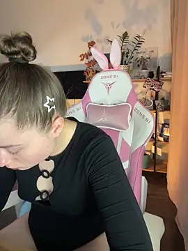 Snapshot of sweetest_pie chatting on 10/03/25, 05:43 sweetest pie online show from 10/03/25, 05:43