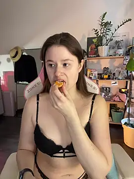 Snapshot of sweetest_pie chatting on 04/13/26, 04:01 sweetest pie online show from 04/13/26, 04:01