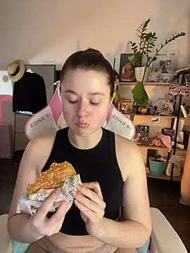 Snapshot of sweetest_pie chatting on 04/15/26, 08:31 sweetest pie online show from 04/15/26, 08:31