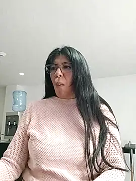 aisha latina online show from 10/28/25, 03:36