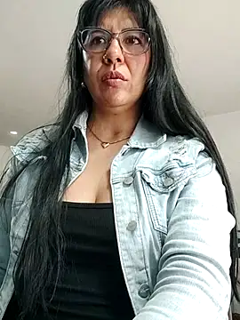 aisha latina online show from 11/10/25, 04:50