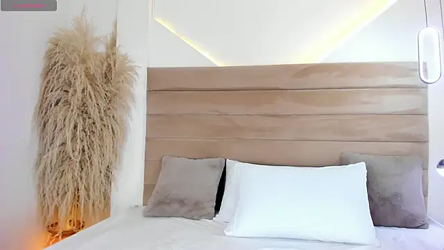 ValerieDiaz  online show from 09/15/25, 12:16