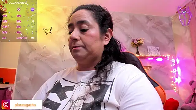 Snapshot of agathaxxx-69 chatting on 09/19/25, 08:42 agathaxxx-69 online show from 09/19/25, 08:42