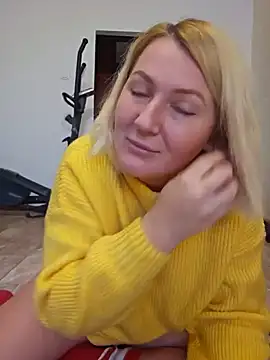 Snapshot of Marushka chatting on 12/10/24, 01:00 Marushka online show from 12/10/24, 01:00