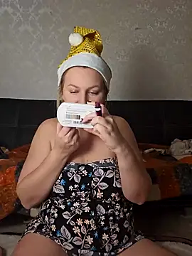 Snapshot of Marushka chatting on 12/24/24, 04:51 Marushka online show from 12/24/24, 04:51