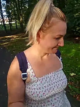 Snapshot of Marushka chatting on 09/20/25, 06:58 Marushka online show from 09/20/25, 06:58