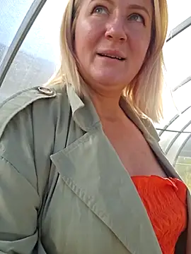 Snapshot of Marushka chatting on 09/25/25, 07:34 Marushka online show from 09/25/25, 07:34