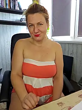 Snapshot of Marushka chatting on 10/19/25, 01:23 Marushka online show from 10/19/25, 01:23