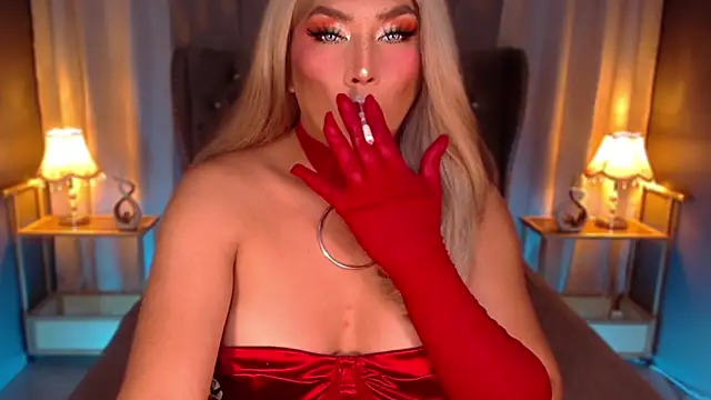 Snapshot of QUEEN_GIAMOORE69 chatting on 03/15/26, 07:42 QUEEN GIAMOORE69 online show from 03/15/26, 07:42