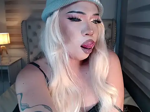 Snapshot of RebecaNextToYou chatting on 05/19/26, 05:19 RebecaNextToYou online show from 05/19/26, 05:19