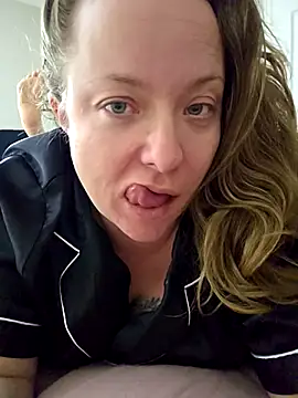 julimonroe online show from 03/17/25, 05:34