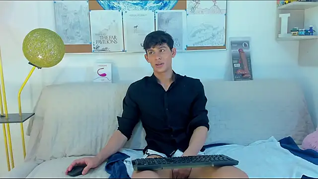 Snapshot of logan_thomas chatting on 04/23/26, 08:00 logan thomas online show from 04/23/26, 08:00