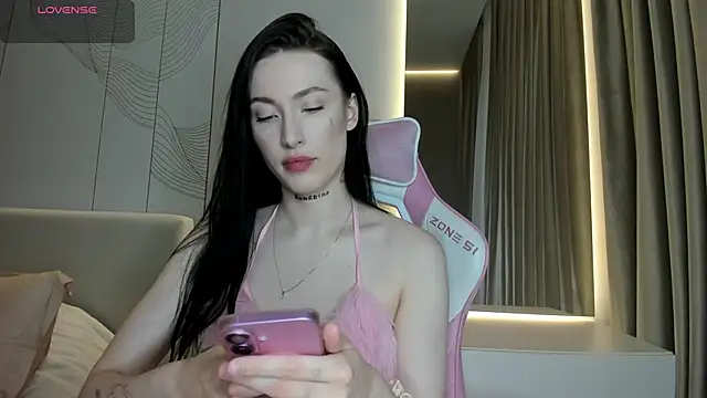 Snapshot of JenniferQueen11 chatting on 04/13/26, 12:43 JenniferQueen11 online show from 04/13/26, 12:43