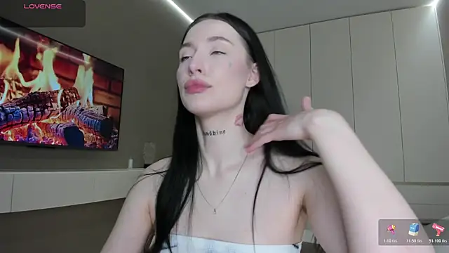 Snapshot of JenniferQueen11 chatting on 04/18/26, 03:38 JenniferQueen11 online show from 04/18/26, 03:38