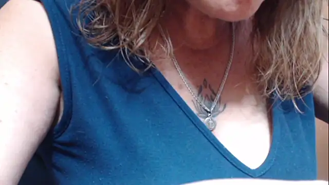 Snapshot of Hellensextits chatting on 02/02/25, 05:04 Hellensextits online show from 02/02/25, 05:04