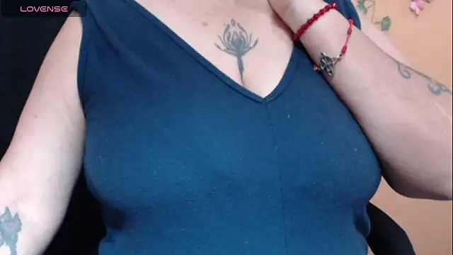 Snapshot of Hellensextits chatting on 02/28/25, 05:15 Hellensextits online show from 02/28/25, 05:15