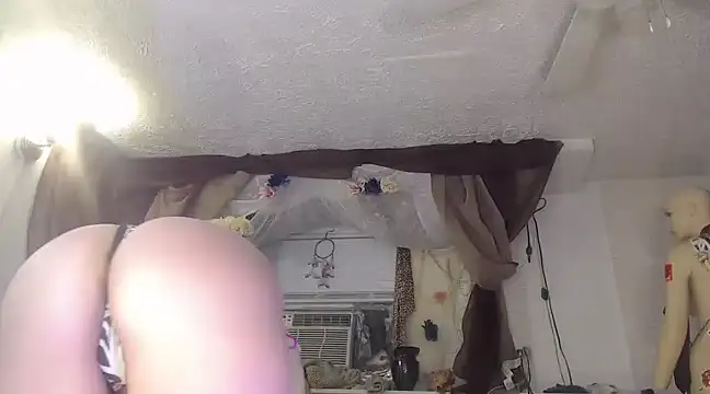 Snapshot of MaxiMillz chatting on 01/05/25, 08:52 MaxiMillz online show from 01/05/25, 08:52