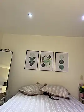 Snapshot of carminaurmommy chatting on 12/17/25, 02:39 carminaurmommy online show from 12/17/25, 02:39