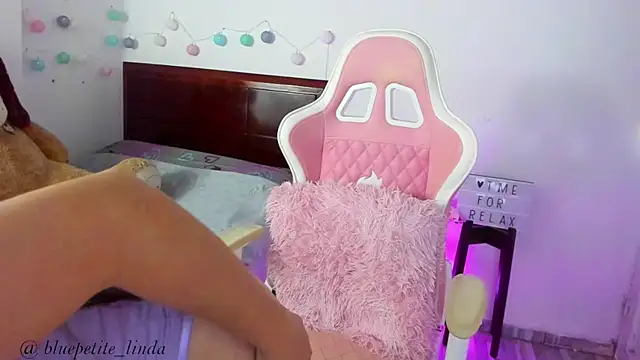 Snapshot of Blue_Petite chatting on 12/04/24, 02:48 Blue Petite online show from 12/04/24, 02:48