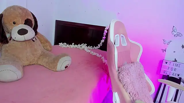 Snapshot of Blue_Petite chatting on 02/24/25, 06:47 Blue Petite online show from 02/24/25, 06:47