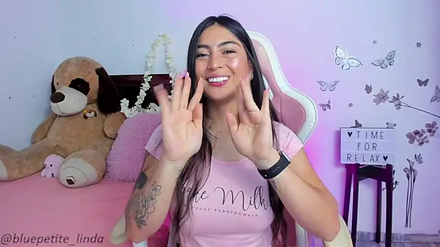 Snapshot of Blue_Petite chatting on 03/19/25, 03:51 Blue Petite online show from 03/19/25, 03:51