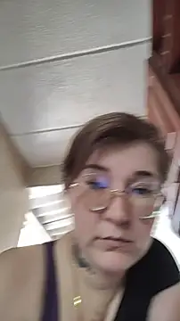 Snapshot of HunnyyLove chatting on 10/27/25, 04:44 HunnyyLove online show from 10/27/25, 04:44