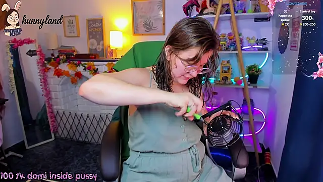 Snapshot of HunnyyLove chatting on 02/17/26, 02:57 HunnyyLove online show from 02/17/26, 02:57