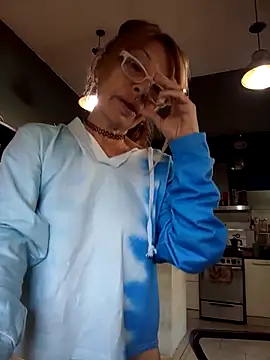 Snapshot of FrozenWaffle chatting on 05/02/26, 04:01 FrozenWaffle online show from 05/02/26, 04:01