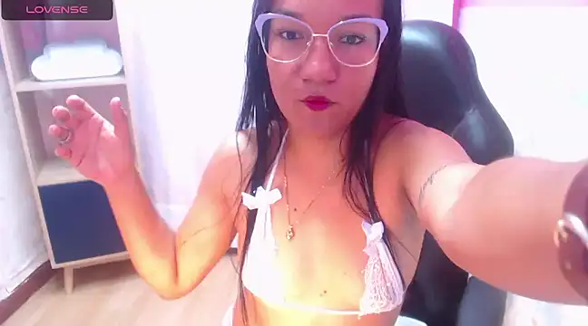 Snapshot of Amy_Ronan chatting on 02/01/25, 04:54 Amy Ronan online show from 02/01/25, 04:54