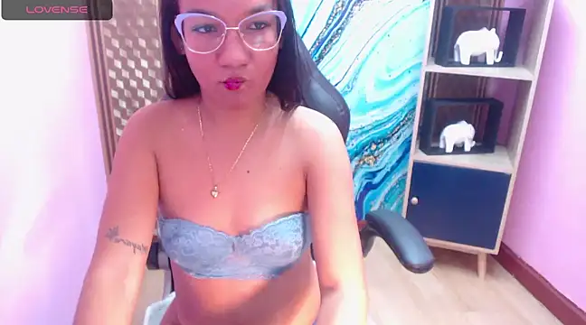 Snapshot of Amy_Ronan chatting on 03/13/25, 03:17 Amy Ronan online show from 03/13/25, 03:17