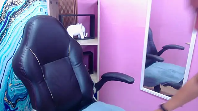 Snapshot of Amy_Ronan chatting on 10/15/25, 04:18 Amy Ronan online show from 10/15/25, 04:18