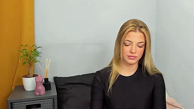 LilyBlondee online show from 12/08/24, 07:32