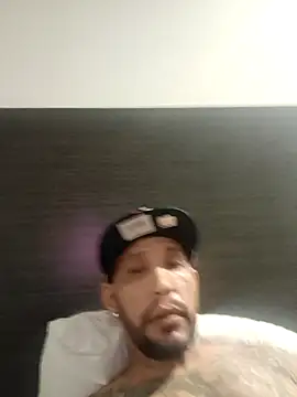 Snapshot of mrbigone45 chatting on 11/15/25, 04:43 mrbigone45 online show from 11/15/25, 04:43