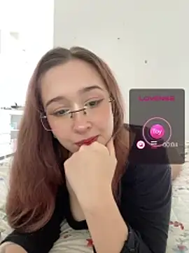 Snapshot of tsuki_chan_on chatting on 06/07/26, 04:33 tsuki chan on online show from 06/07/26, 04:33