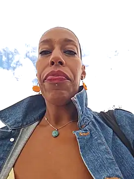 Goldenlace online show from 09/10/25, 10:37