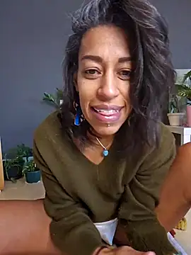 Snapshot of Goldenlace chatting on 02/18/26, 11:06 Goldenlace online show from 02/18/26, 11:06