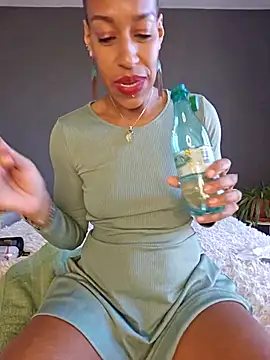 Snapshot of Goldenlace chatting on 03/13/26, 11:17 Goldenlace online show from 03/13/26, 11:17