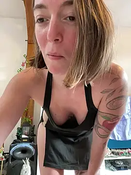 Snapshot of Daisy_Michto_Officiel chatting on 12/13/24, 02:05 Daisy Michto Officiel online show from 12/13/24, 02:05