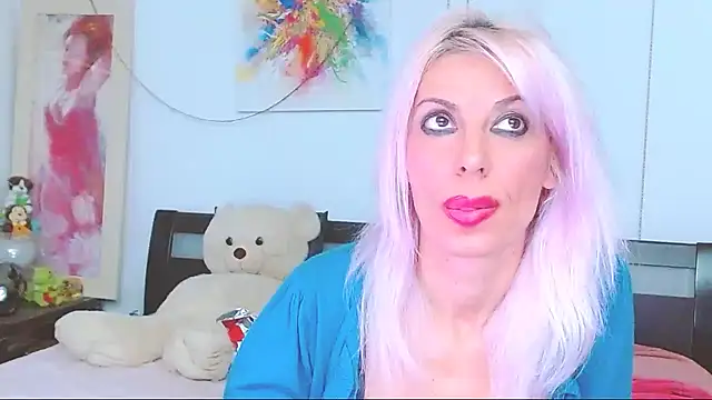 HoneyLara online show from 10/28/25, 10:23