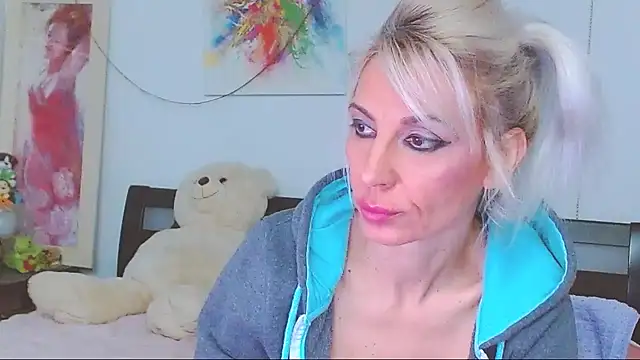 Snapshot of HoneyLara chatting on 01/15/26, 01:43 HoneyLara online show from 01/15/26, 01:43