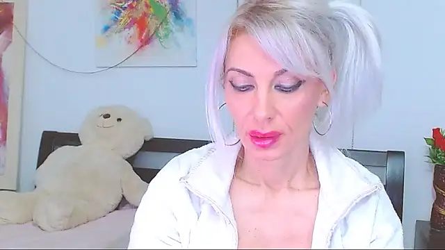 Snapshot of HoneyLara chatting on 02/04/26, 02:06 HoneyLara online show from 02/04/26, 02:06