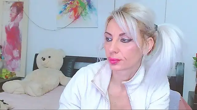 Snapshot of HoneyLara chatting on 02/18/26, 08:16 HoneyLara online show from 02/18/26, 08:16