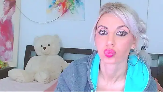 Snapshot of HoneyLara chatting on 02/28/26, 07:37 HoneyLara online show from 02/28/26, 07:37