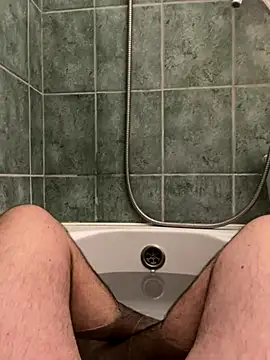 Snapshot of nmth6 chatting on 12/15/25, 02:43 nmth6 online show from 12/15/25, 02:43