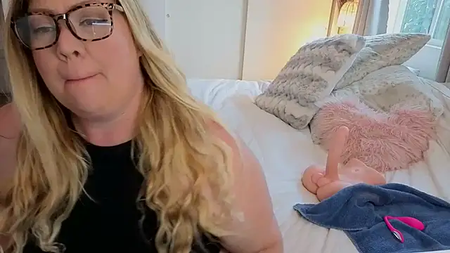 Snapshot of JESS_LOVES chatting on 11/10/25, 07:02 JESS LOVES online show from 11/10/25, 07:02