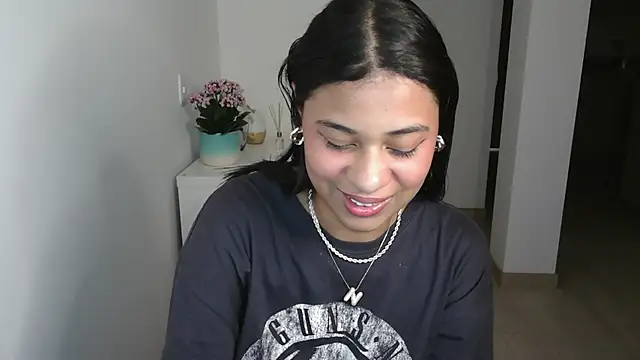 Snapshot of dark_enchantress_ chatting on 12/12/24, 01:43 dark enchantress online show from 12/12/24, 01:43