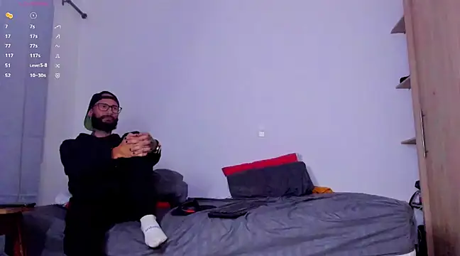 Snapshot of Cloudy_pigDude chatting on 02/16/25, 03:15 Cloudy pigDude online show from 02/16/25, 03:15