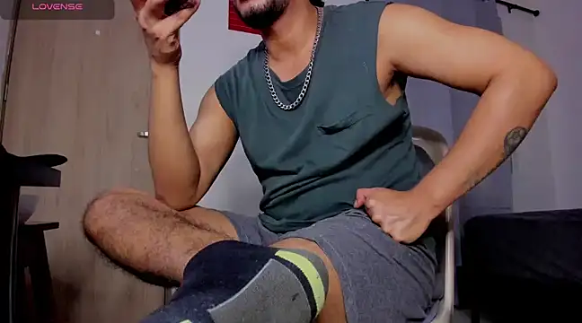 Snapshot of Cloudy_pigDude chatting on 03/21/25, 09:23 Cloudy pigDude online show from 03/21/25, 09:23